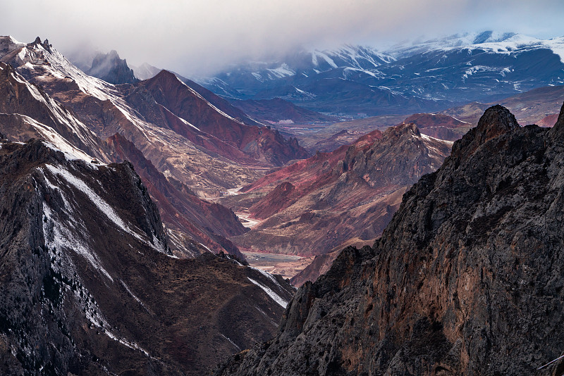 西藏海拔4800m孜珠寺眺望远处的景色图片下载