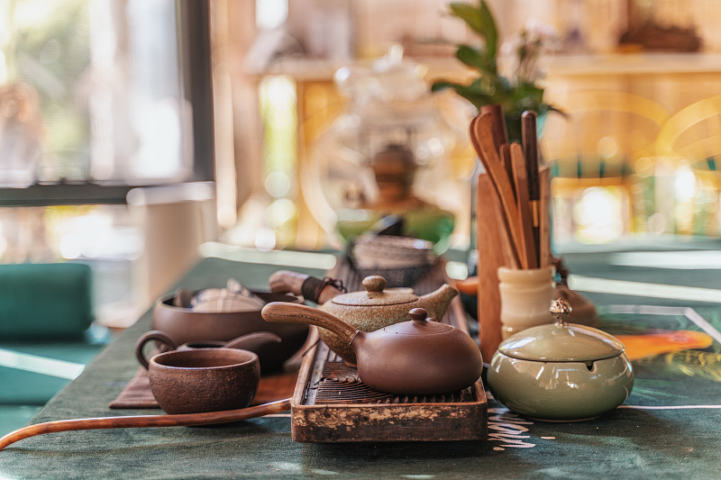 桌面上的中式茶具组合图片下载