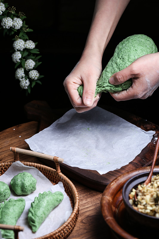 制作中式传统清明节小吃艾草青团组图图片下载