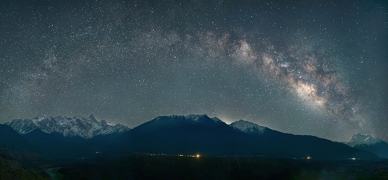 南迦巴瓦峰的银河图片下载