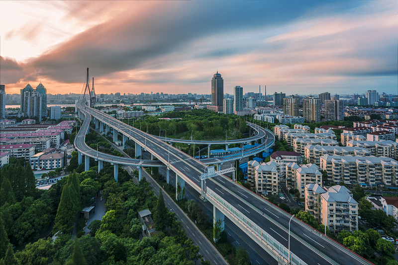 上海 高视角拍摄黄昏时刻的杨浦大桥图片下载