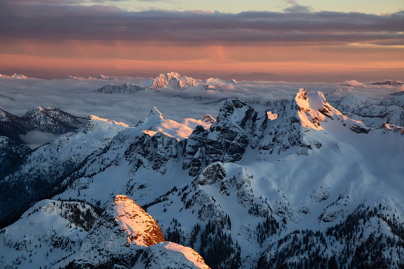 日落时天空映衬下的雪山风景图片下载