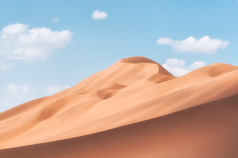 中国内蒙古自治区阿拉善右旗巴丹吉林沙漠蓝天白云下糖果色的沙丘图片下载