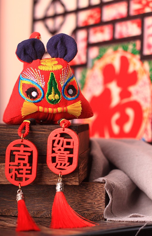 中国传统节日虎年春节窗花前的布老虎图片下载