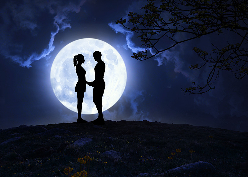 月下牵手的浪漫图片图片