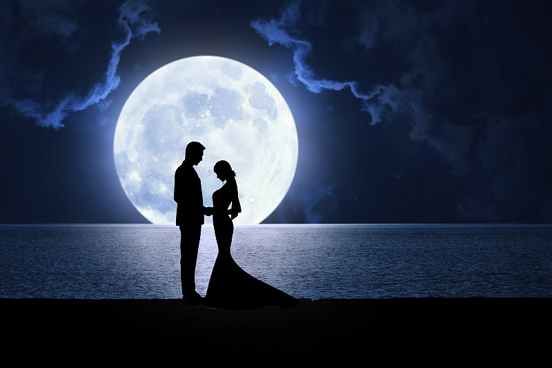 月亮下的情侣图片大全图片