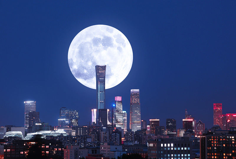 一轮巨大的满月挂城市夜空,CBD,中秋节图片下载