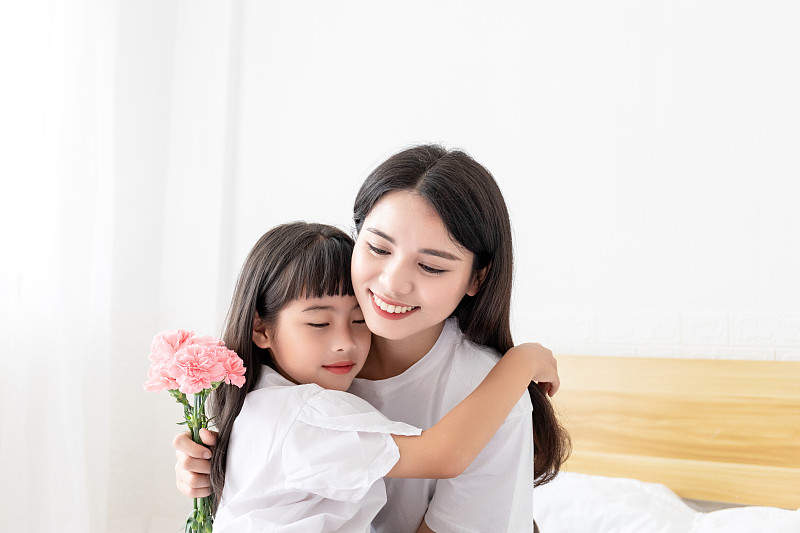 母亲节概念中国小女孩给妈妈送花图片下载