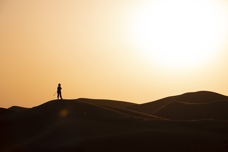 恩格贝沙漠夕阳剪影图片下载