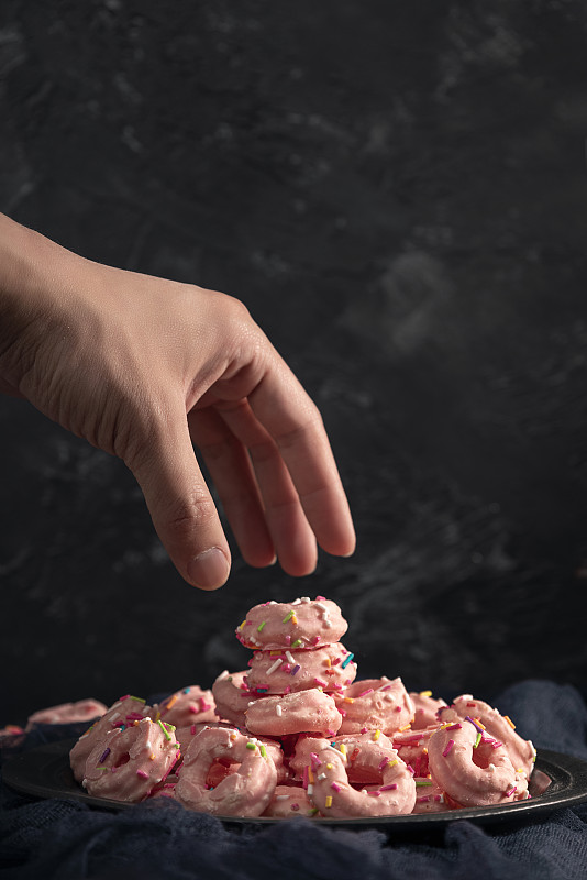 甜甜圈美食暗调海报图片下载