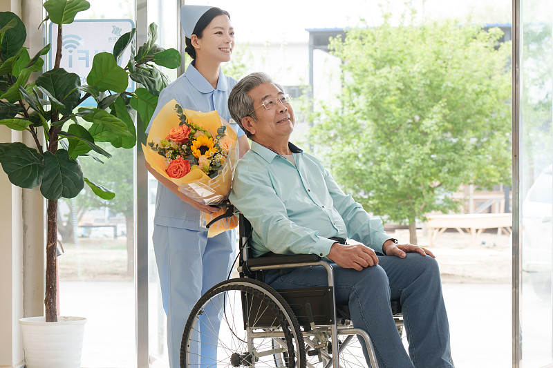护士推轮椅礼仪图片