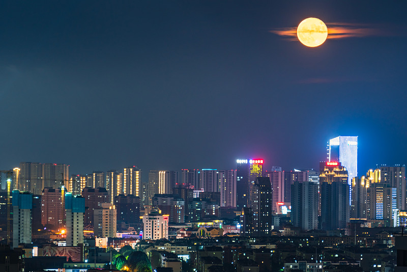 青岛西海岸新区城市夜景与超级月亮图片下载