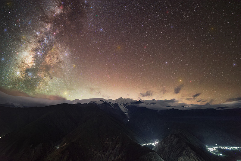 星空下的梅里雪山卡瓦格博峰图片下载