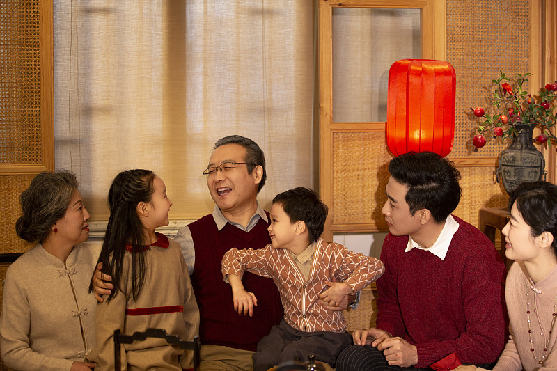 东方家庭过年：幸福一家人在客厅聊天嬉戏图片下载