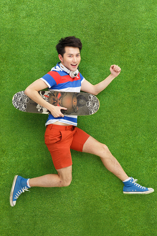 时尚活力的青年男人玩滑板图片下载