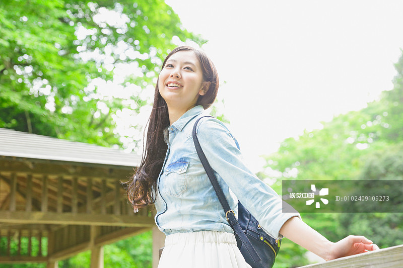 一个年轻的日本女人在城市公园里图片素材