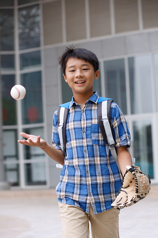 小学生在校园里拿着棒球图片下载