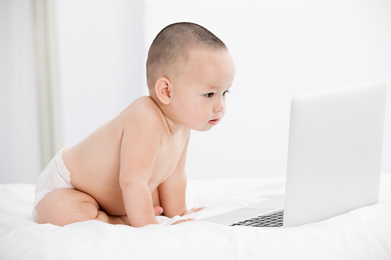 一个正在注视着电脑的婴儿图片下载