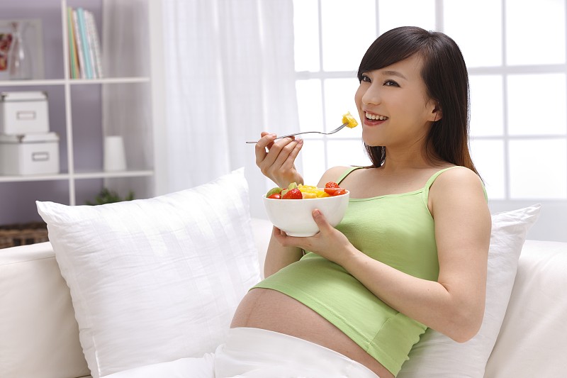 孕妇吃水果沙拉图片下载