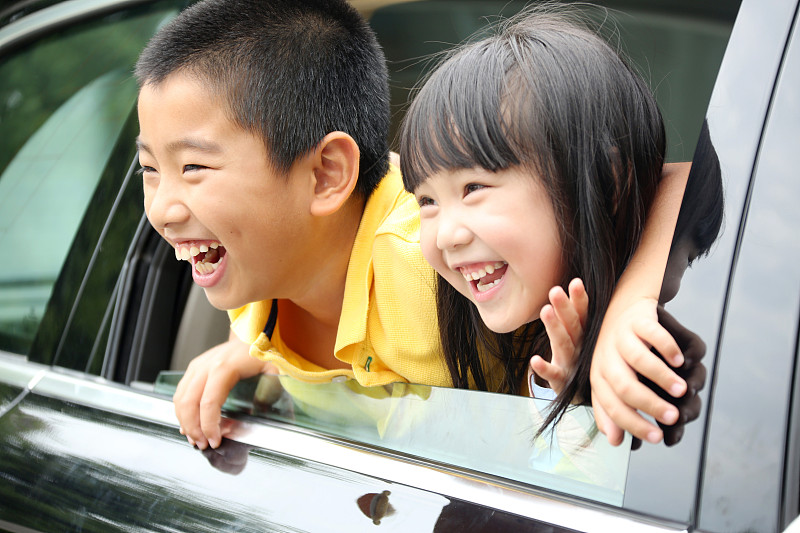 快乐儿童坐在汽车里图片素材