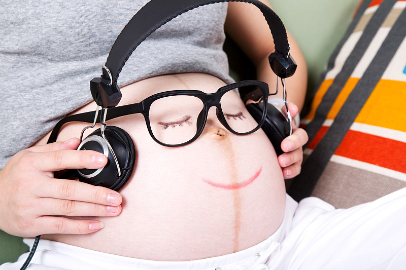 孕妇把耳机放在肚子上图片下载