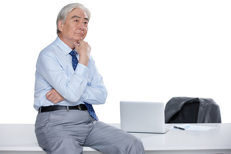 一个成功的老年男人坐在办公室思考图片下载