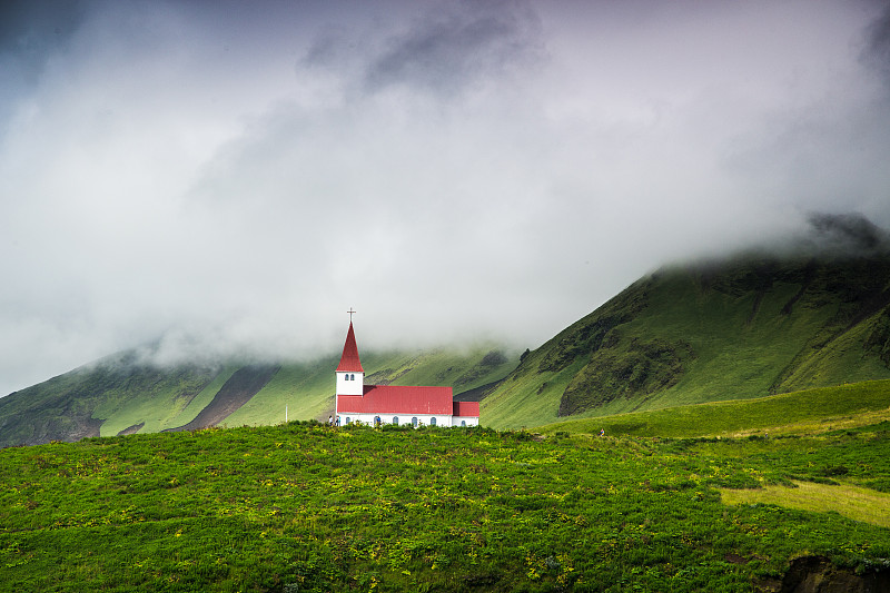 教堂在山上美轮美奂，维克Vik教堂冰岛图片下载