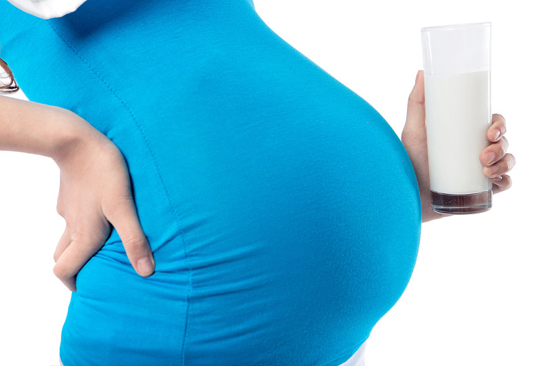 手拿牛奶的孕妇图片下载