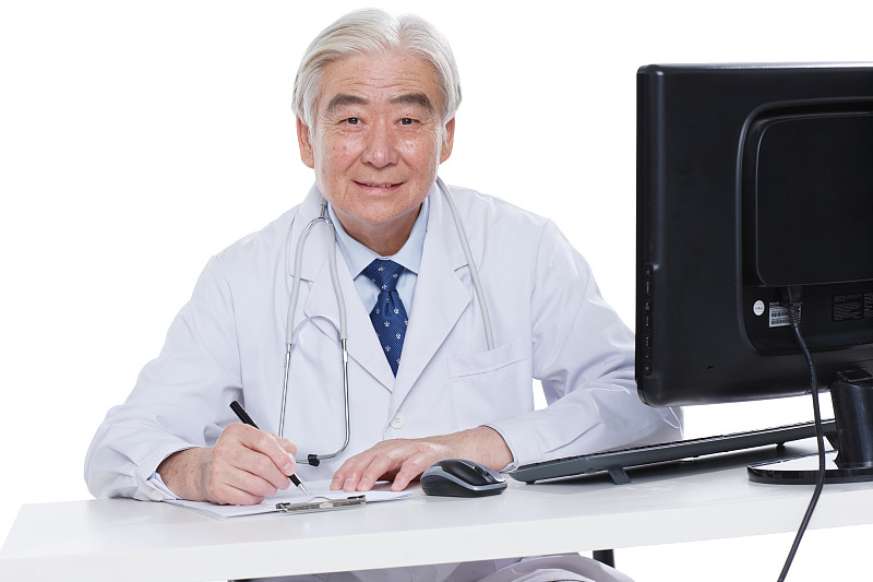 一个老年医生坐在医生办公室图片素材