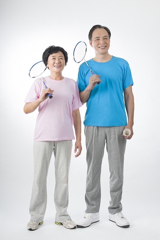 手拿羽毛球拍的老年夫妇图片下载