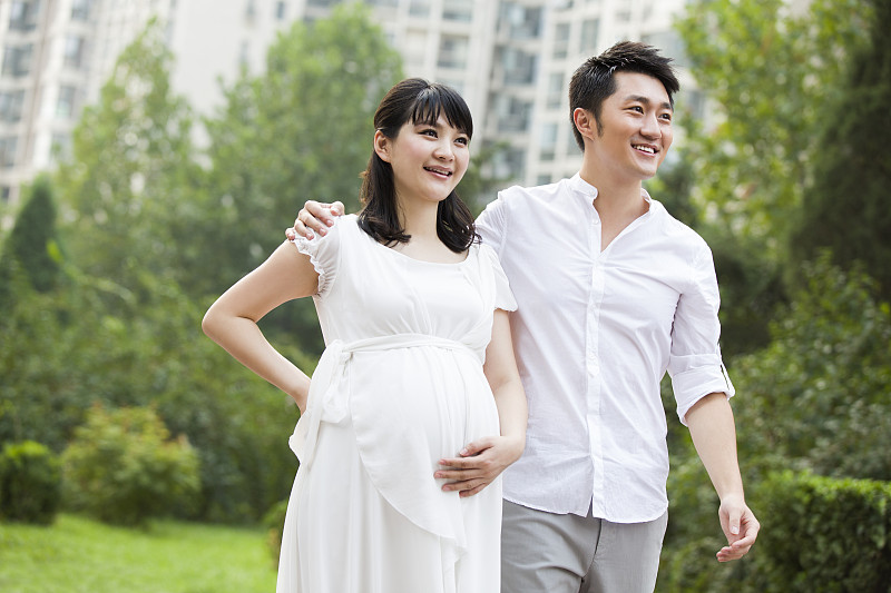 孕妇和丈夫一起散步图片下载