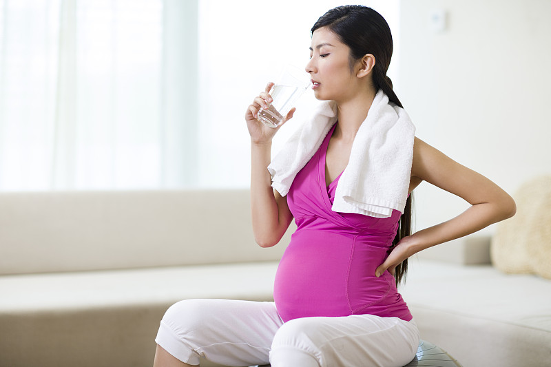 孕妇锻炼后喝水图片下载