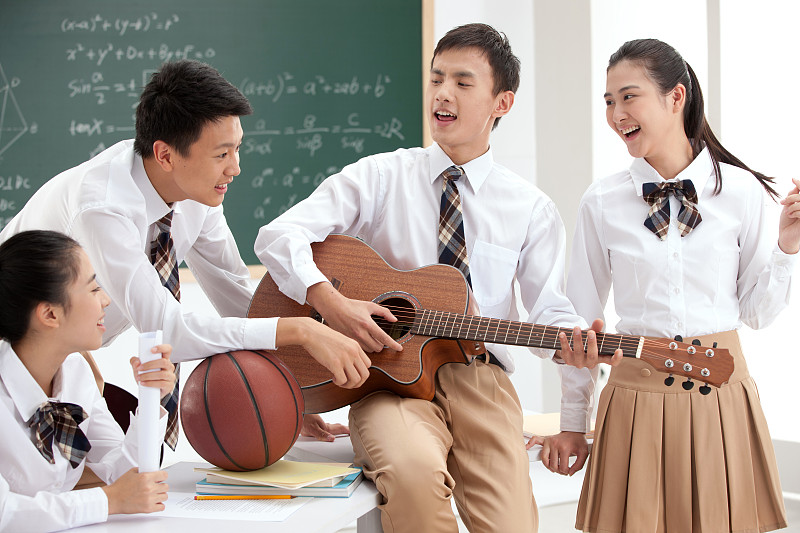 中学生在教室里弹吉他图片素材
