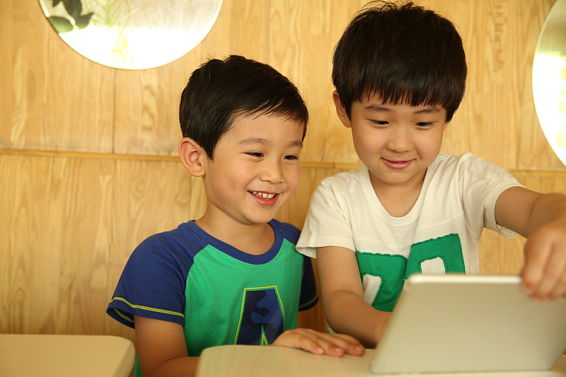 两个小男孩使用平板电脑图片下载