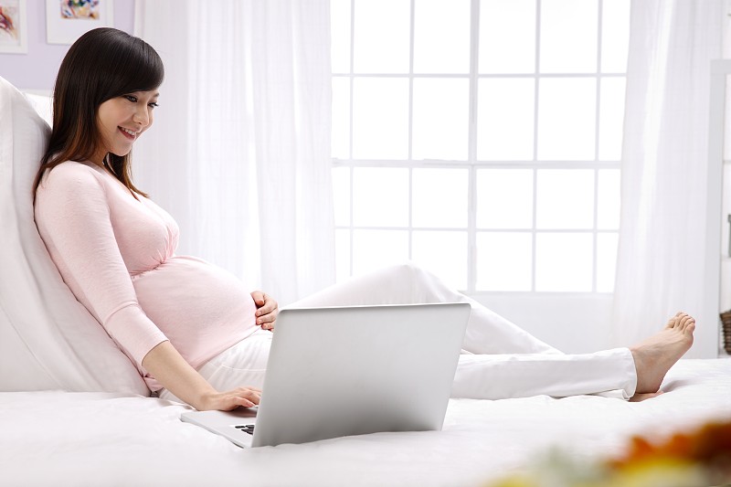 孕妇使用笔记本电脑图片下载