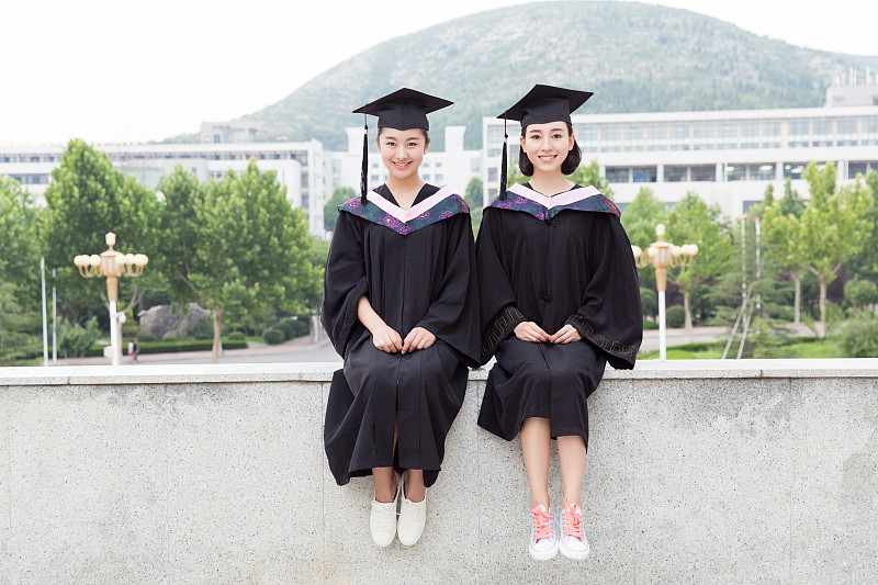 两个大学毕业的女孩图片下载
