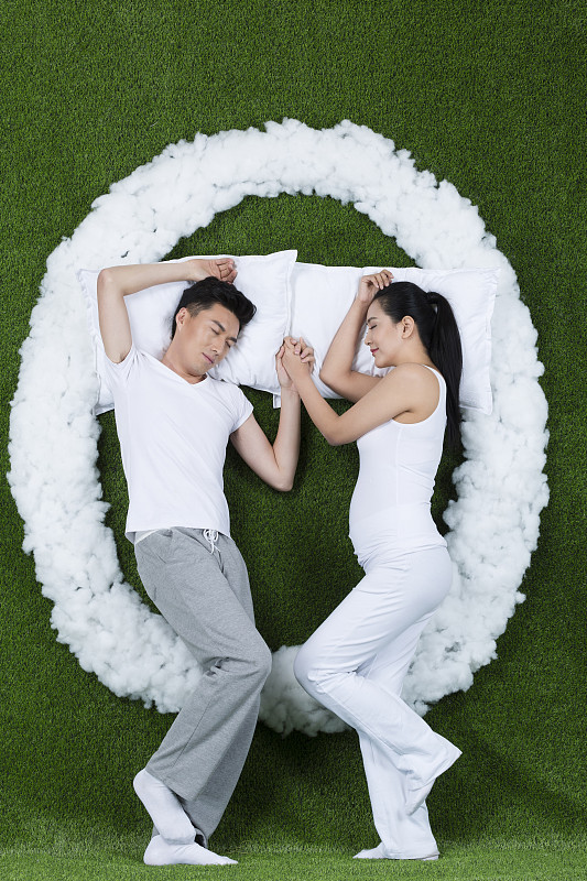 草地创意睡觉的年轻夫妇图片下载