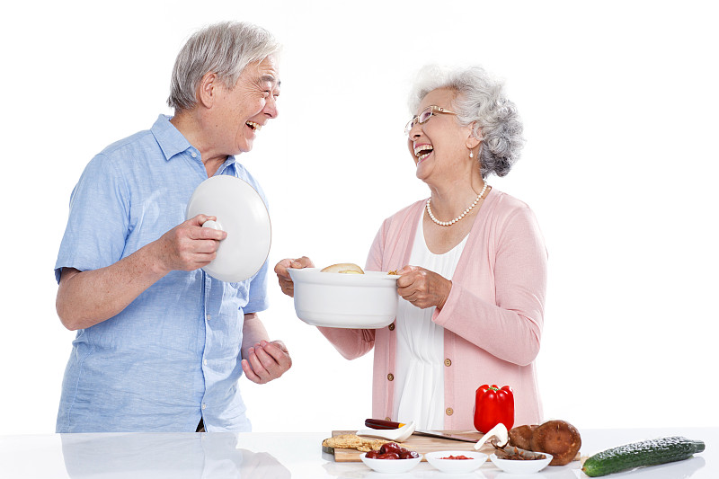 老年夫妇正在准备饮食图片下载