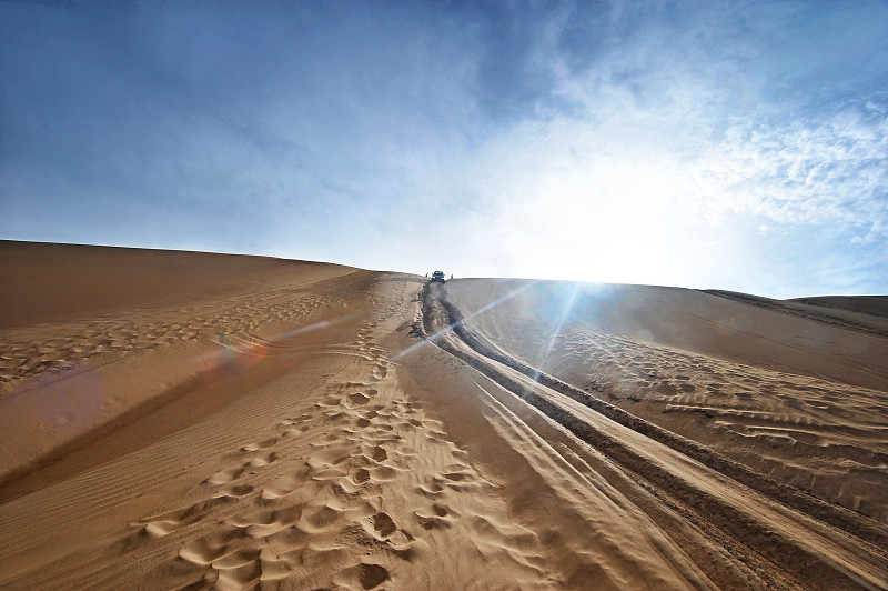 行驶在沙漠中的越野车图片下载