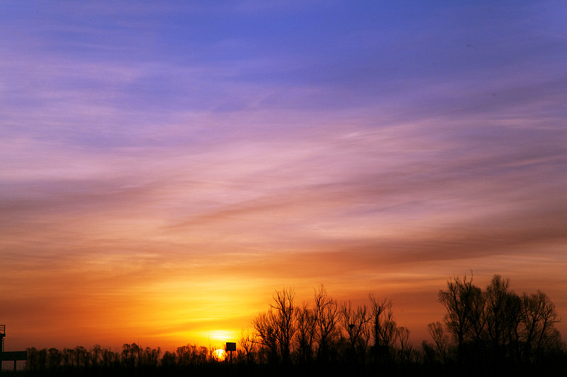 早上晴天出太阳的图片图片