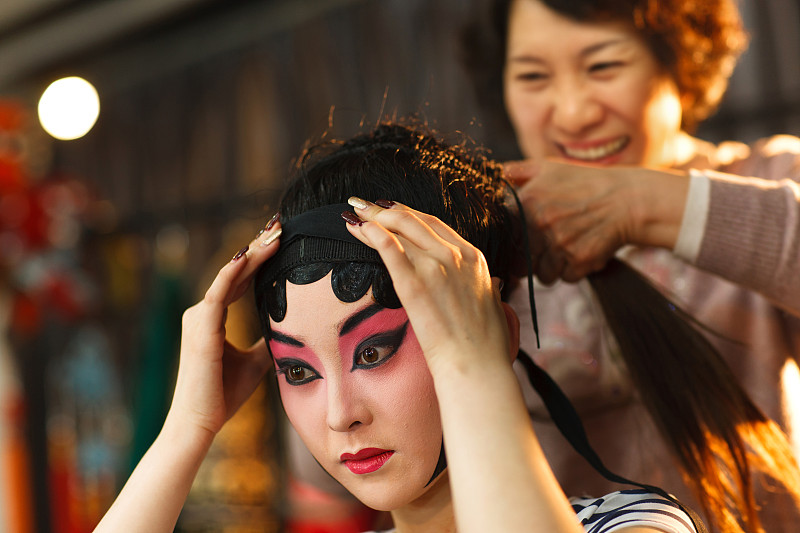 发型师在为京剧演员做发型图片下载