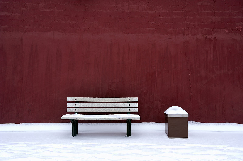 Public bench in winter at the Forbidden City图片下载
