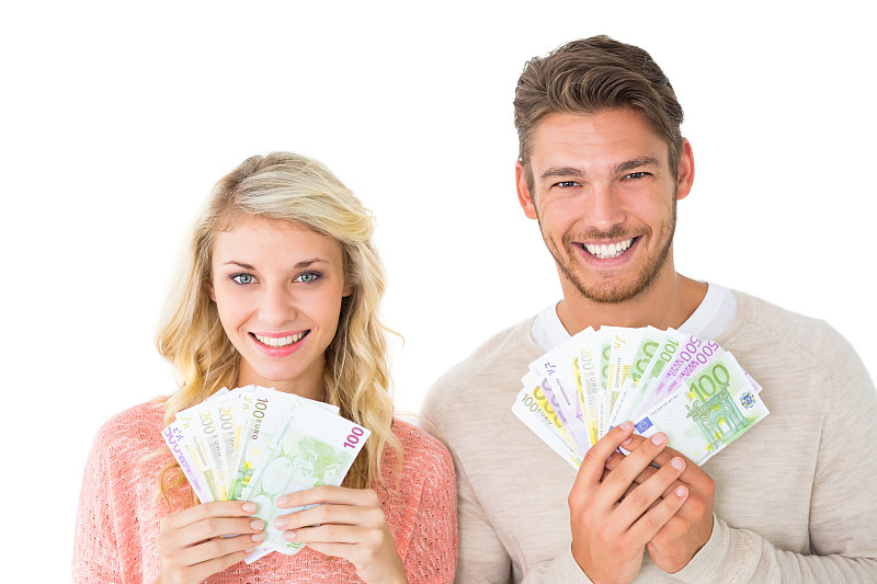一对迷人的夫妇在白色背景上亮出他们的钞票图片下载