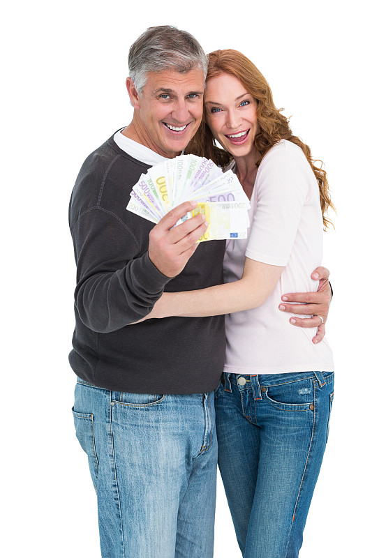随意的夫妇在白色背景上展示他们的现金图片素材