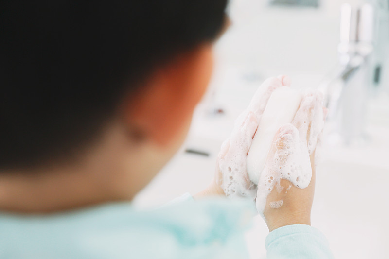 日本小孩在浴室洗手图片下载