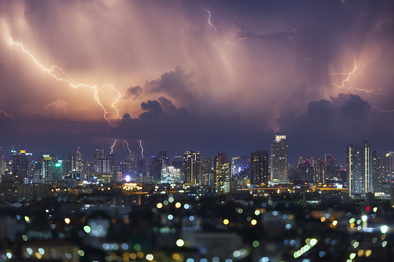 泰国曼谷上空的闪电。图片下载