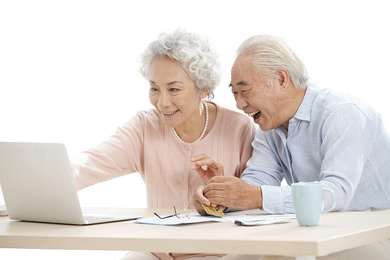 幸福的老年夫妇在网购图片下载