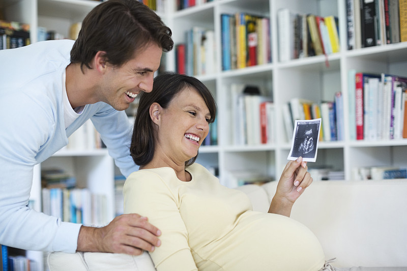 孕妇给男友看超声波图图片下载