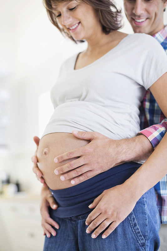男人抱着怀孕女友的肚子图片素材
