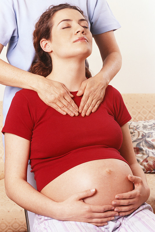 孕妇接受按摩图片素材